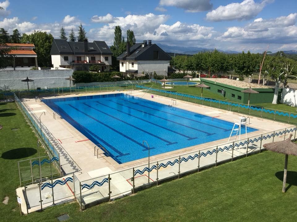 UN CLÁSICO DEL VERANO: La piscina municipal de EL ESCORIAL sigue cerrada pese al calor.