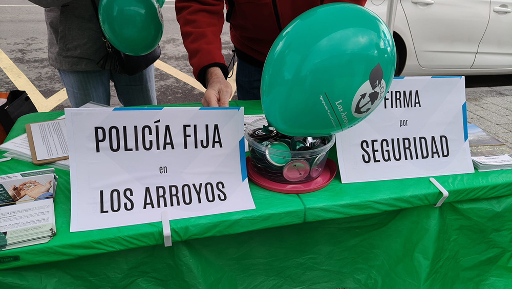 RECOGIDA DE FIRMAS RECLAMANDO SEGURIDAD EN LAS URBANIZACIONES